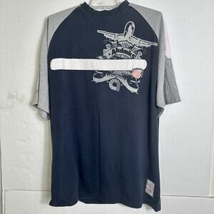 Akademiks AKDMKS Luxury Leisure Travel Graphic Raglan T-Shirt Mens LGE Navy/Gray